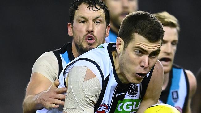 Mason Cox has signed a new one-year deal at Collingwood.