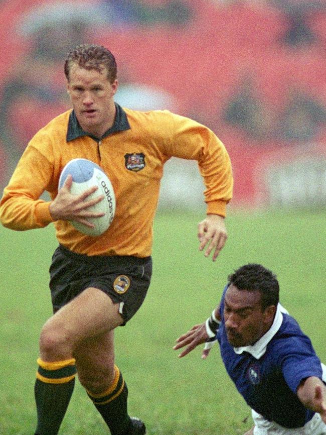 October 9, 1991: Then-Australian fly-half Michael Lynagh outrunning Western Samoa's no. 8 Danny Kaleopa at Pontypool during their Rugby World Cup first-round match. Picture: AFP