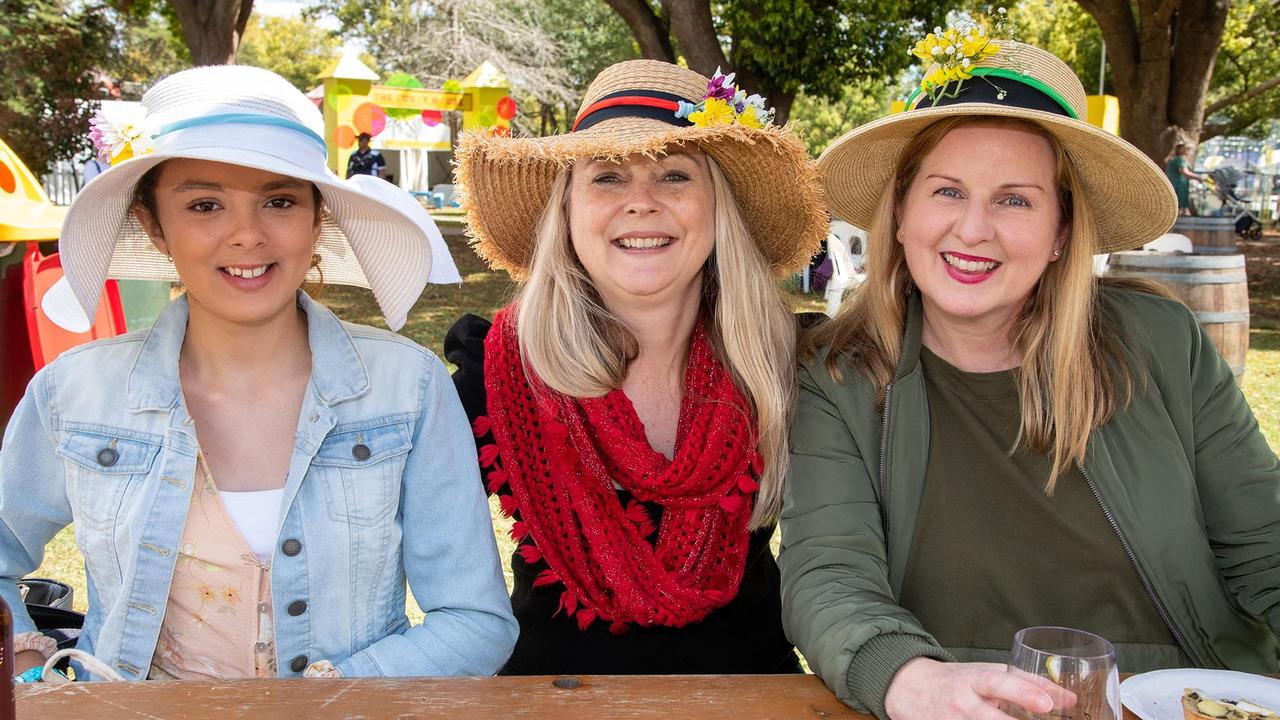 Sabrina King, Alison King, Penelope Dwyer. Festival of Food and Wine, Queens Park, Toowoomba Carnival of Flowers. Saturday September 10, 2022 Picture: Bev Lacey