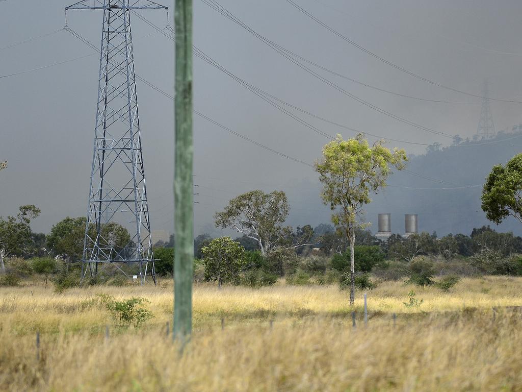 A fire burning south of Townsville has masked the Bruce Highway in smoke. The vegetation fire started near the JBS Meatworks at Stuart. PICTURE: MATT TAYLOR.