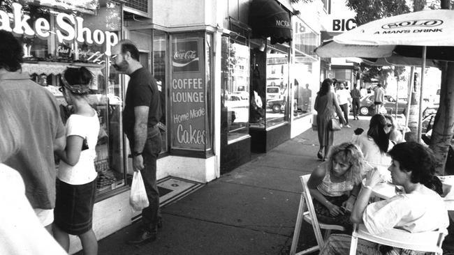 Saturday afternoon shoppers enjoying a meal break in Chapel St, Prahran, in 1988.