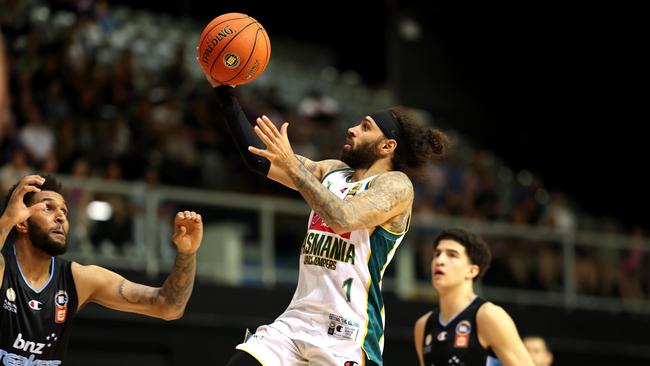 AUCKLAND, NEW ZEALAND - DECEMBER 12: Jordon Crawford of the Jackjumpers shoots during the round 12 NBL match between New Zealand Breakers and Tasmania Jackjumpers at Eventfinda Stadium, on December 12, 2024, in Auckland, New Zealand. (Photo by Phil Walter/Getty Images)