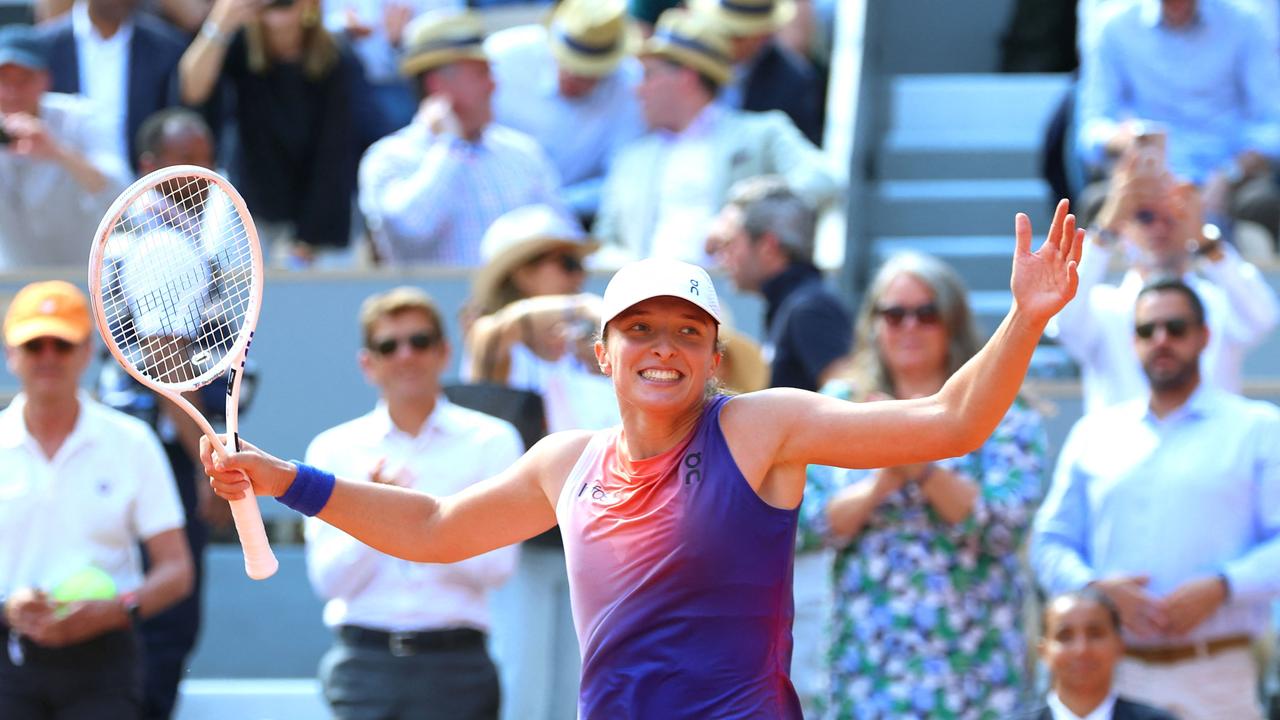 TOPSHOT - Poland's Iga Swiatek celebrates after winning against US Coco Gauff at the end of their women's singles semi final match on Court Philippe-Chatrier on day twelve of the French Open tennis tournament at the Roland Garros Complex in Paris on June 6, 2024. (Photo by Emmanuel Dunand / AFP)