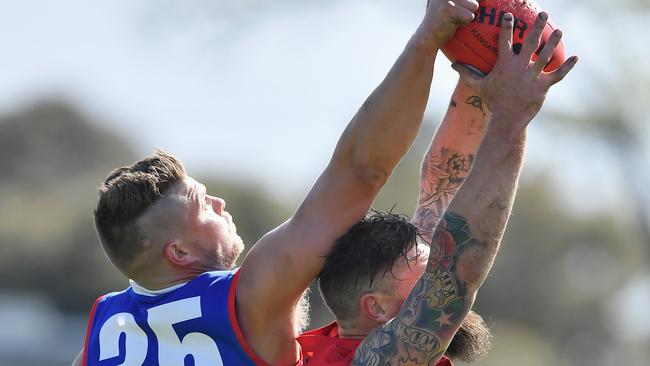 Brad Perry marks in front of North Heidelberg opponent Michael Florance. Picture: Andy Brownbill.