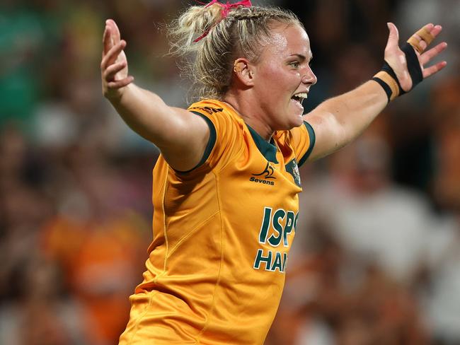 PERTH, AUSTRALIA - JANUARY 26: Heidi Dennis of Australia celebrates winning the Cup Final match between Australia and New Zealand on day three of the HSBC Perth SVNS at HBF Park on January 26, 2025 in Perth, Australia. (Photo by Paul Kane/Getty Images)