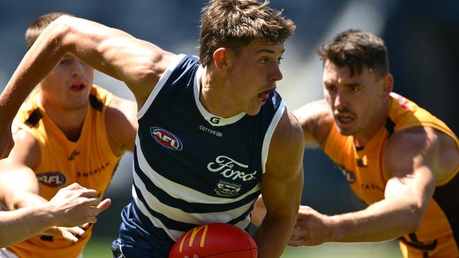 GEELONG, AUSTRALIA - FEBRUARY 17: Connor O'Sullivan of the Cats handballs whilst being tackled during the AFL practice match between Geelong Cats and Hawthorn Hawks at GMHBA Stadium on February 17, 2025 in Geelong, Australia. (Photo by Quinn Rooney/Getty Images)