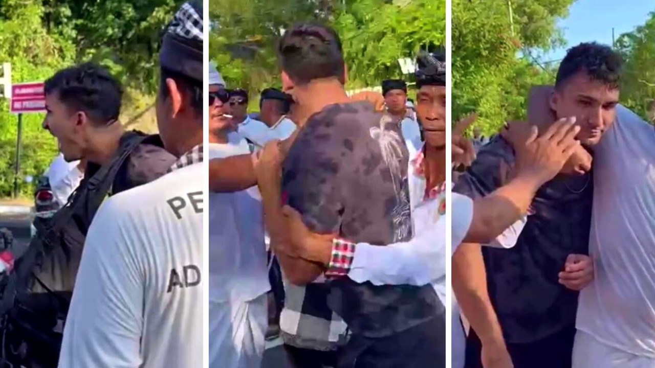 Turist kapalı yolda dini tören sırasında Bali polisine hakaret etti