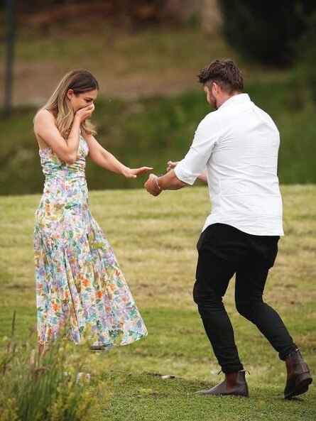 A photographer captured the moment he popped the question to girlfriend.
