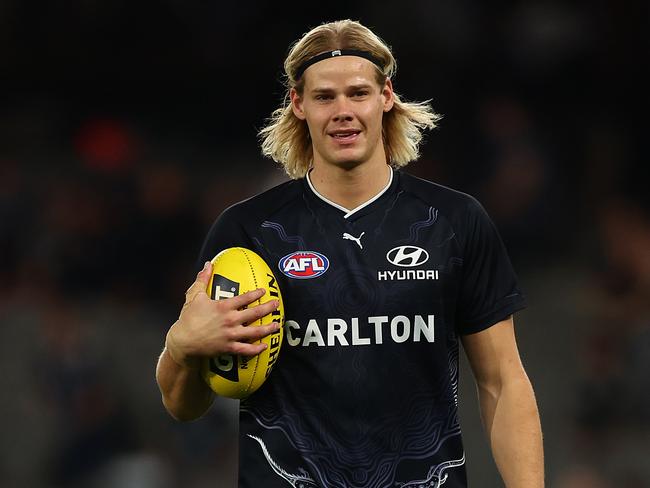MELBOURNE, AUSTRALIA - MARCH 28: Tom De Koning of the Blues warms up ahead of the round three AFL match between Carlton Blues and Western Bulldogs at Marvel Stadium on March 28, 2025 in Melbourne, Australia. (Photo by Graham Denholm/AFL Photos via Getty Images)