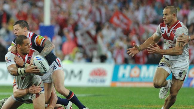 Matt Cooper prepares to take a pass from Jeremy Smith. AAP Image/Dan Himbrechts