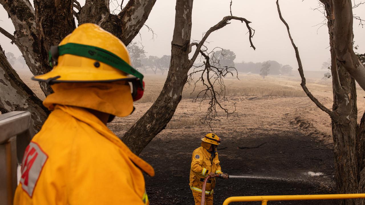 Those taking shelter are advised to move indoors and to wear fire resistant clothing such as pure cotton or wool and leather shoes. Picture: NewsWire / Diego Fedele