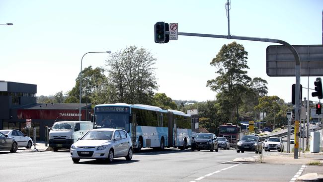 It is estimated 15,000 residents commute back and forth from the Hills and Parramatta every day. Picture: AAP Image/Justin Sanson