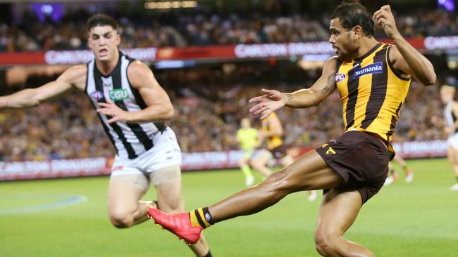 The gifted Hawk pumps the ball deep into attack against Collingwood. Picture: Michael Klein