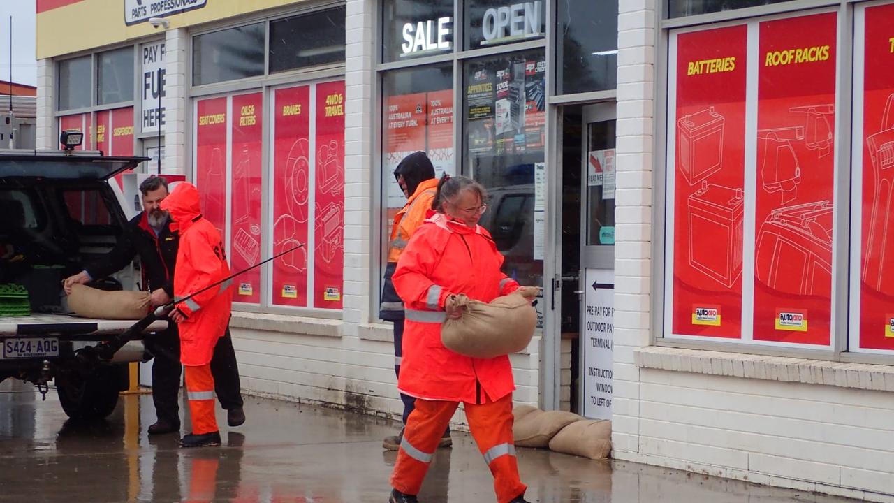 Ceduna SES sandbagging the doors of Ceduna Autopro. Picture: Andrew Brooks