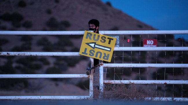 Security Guards block Bonanza Creek Ranch near Santa Fe after the incident. Picture: Eddie Moore/Albuquerque Journal/ZUMA Press Wire/Alamy