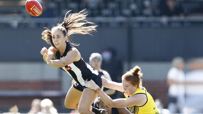 MELBOURNE, AUSTRALIA – MARCH 12: Chloe Molloy of Collingwood handballs during the round 10 AFLW match between the Collingwood Magpies and the Richmond Tigers at Victoria Park on March 12, 2022 in Melbourne, Australia. (Photo by Darrian Traynor/Getty Images)