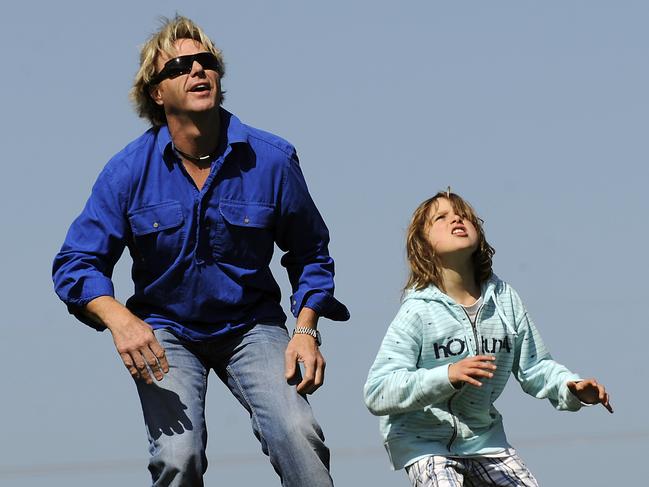 Dermott Brereton with son Devlin at Hawthorn training in 2008.