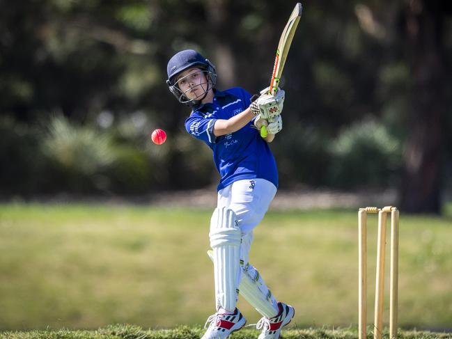 Mt Waverley's Nicole Gouws on the attack. Picture: Jake Nowakowski