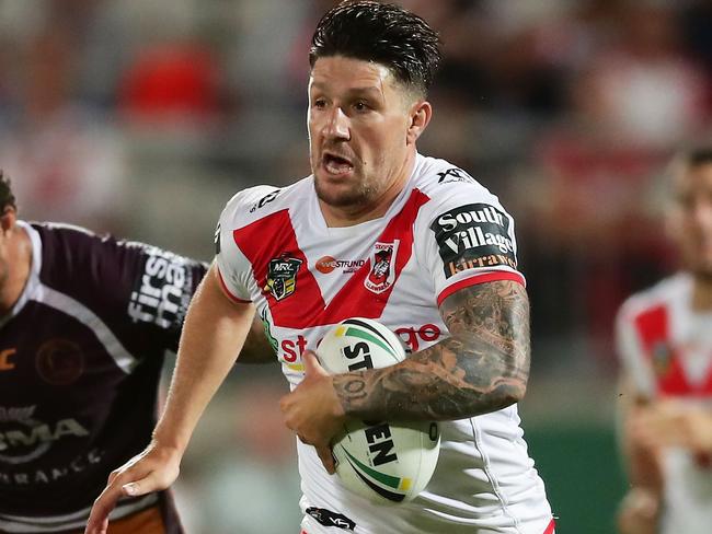 SYDNEY, AUSTRALIA - MARCH 08:  Gareth Widdop of the Dragons makes a break during the round one NRL match between the St George Illawarra Dragons and the Brisbane Broncos at UOW Jubilee Oval on March 8, 2018 in Sydney, Australia.  (Photo by Matt King/Getty Images)