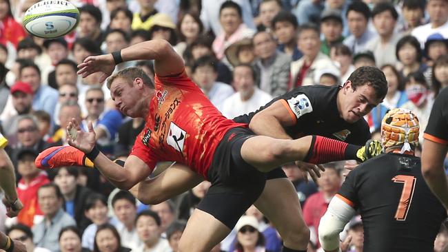 Riaan Viljoen of the Sunwolves and Emiliano Boffelli of the Jaguares battle for the ball.