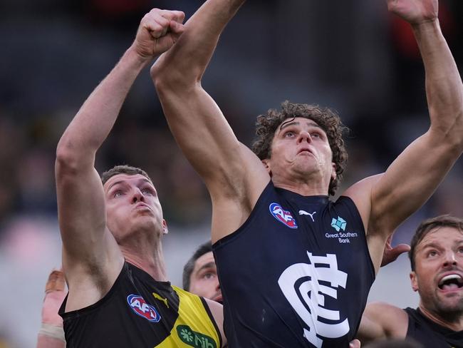 MELBOURNE, AUSTRALIA - JUNE 30: Charlie Curnow of the Blues attempts to mark the ball against Ben Miller of the Tigers (L) and Toby Nankervis of the Tigers during the round 16 AFL match between Richmond Tigers and Carlton Blues at Melbourne Cricket Ground, on June 30, 2024, in Melbourne, Australia. (Photo by Daniel Pockett/Getty Images)