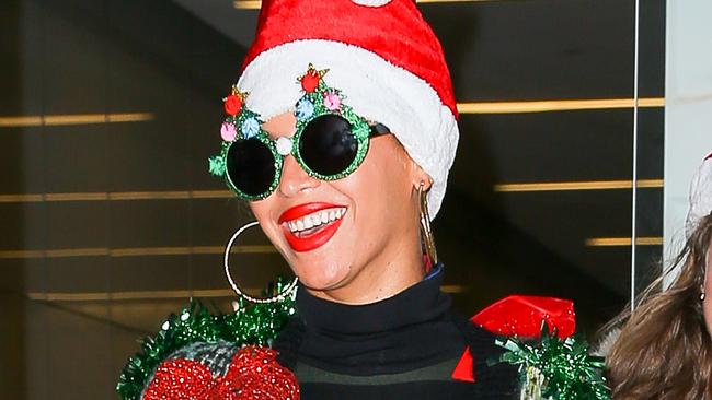 Beyonce spotted in the Christmas spirit while leaving her office building in New York City. The singer throw a Christmas party at her office. Pictured: Beyoncé Ref: SPL1196320 141215 Picture by: Felipe Ramales / Splash News Splash News and Pictures Los Angeles: 310-821-2666 New York: 212-619-2666 London: 870-934-2666 photodesk@splashnews.com