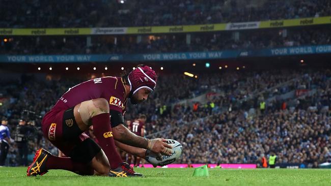 Johanthan Thurston on his way to securing a famous Queensland win.