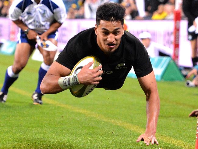 BRISBANE, AUSTRALIA - OCTOBER 21:  Rieko Ioane of the All Blacks scores a try during the Bledisloe Cup match between the Australian Wallabies and the New Zealand All Blacks at Suncorp Stadium on October 21, 2017 in Brisbane, Australia.  (Photo by Bradley Kanaris/Getty Images)