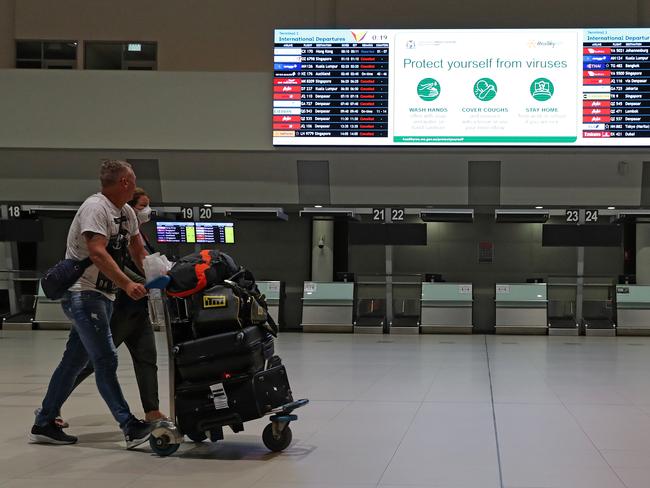 New Zealand passengers from the cruise ship Vasco da Gama are seen checking in at Perth airport to catch a direct flight back to New Zealand on Saturday, March 28, 2020. The Vasco da Gama had about 800 Australians onboard, including 200 passengers from WA and over 100 New Zealanders. There were no reports of passengers having contracted the coronavirus. (AAP Image/Richard Wainwright) NO ARCHIVING