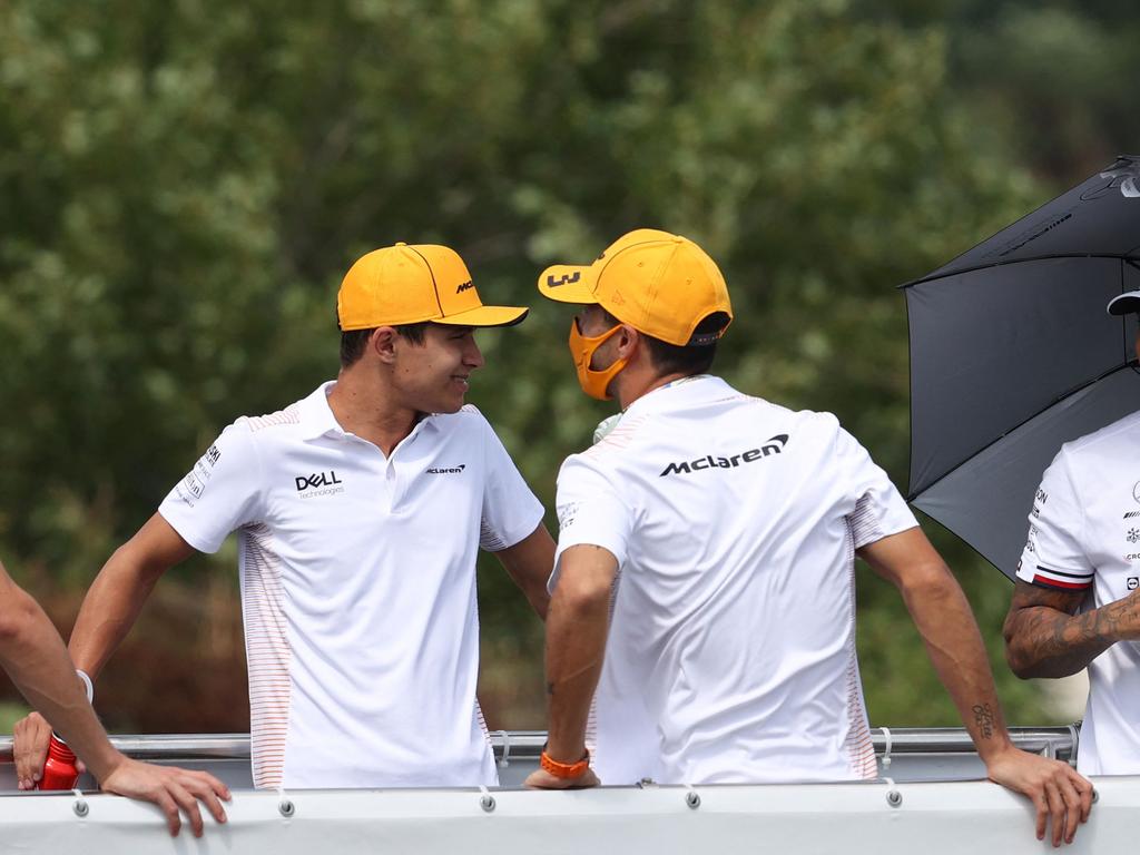 Lando Norris (left) isn’t sure what’s stopping Daniel Ricciardo adapt to his new car like other drivers. (Photo by FERENC ISZA / AFP)