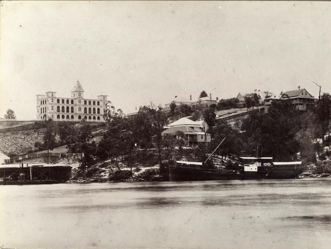 Looking across to Bowen Terrace from Kangaroo Point circa 1900
