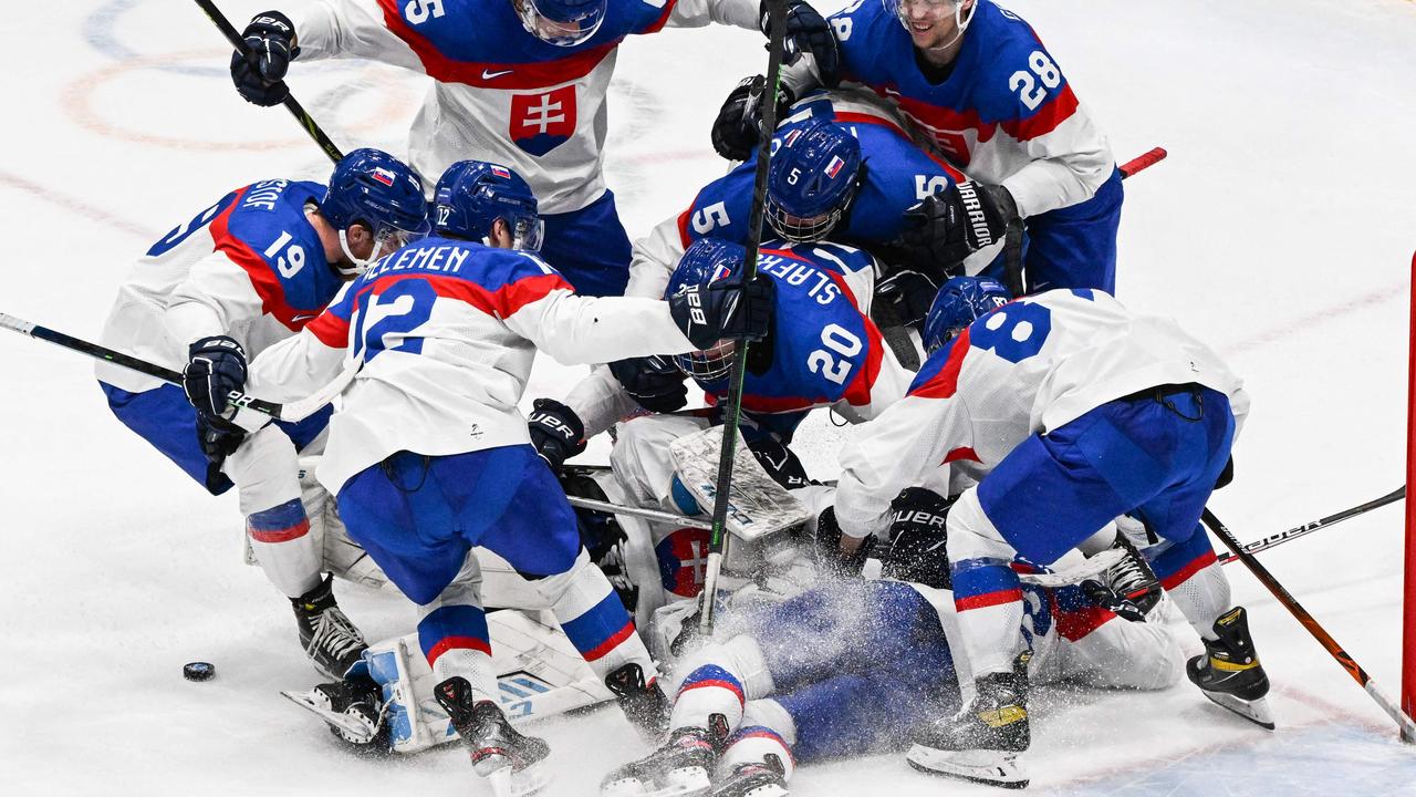 Slovakia's players celebrate victory against the USA. Photo by ANTHONY WALLACE / AFP)