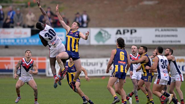 EDFL: St Albans’ Adeola Akintola and Rupertswood’s Daniel Kavanagh fly high. Picture: Andy Brownbill