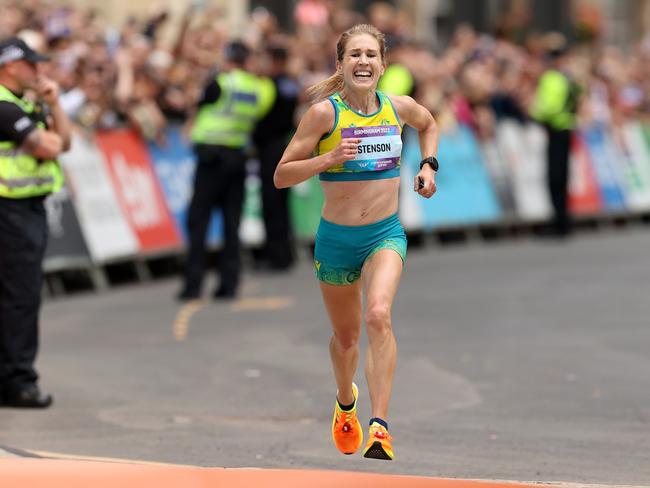 Jessica Stenson closes in on the gold medal. Picture: Mark Kolbe/Getty Images