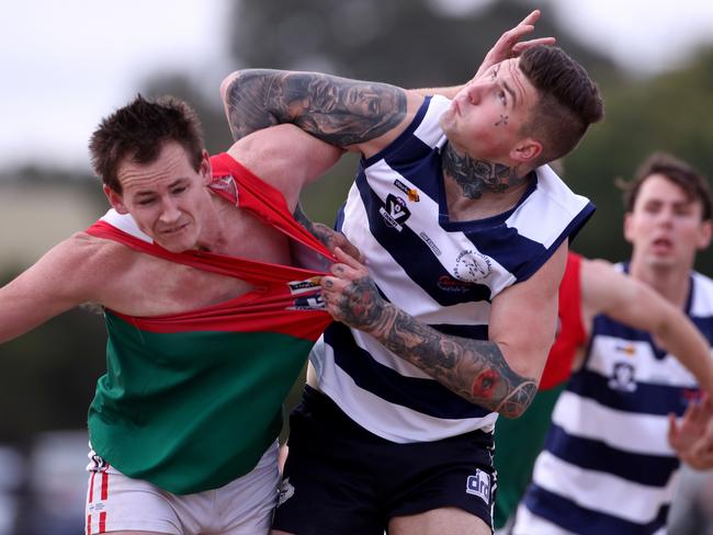 Beau Hendry (Pines) tangles with Chelsea ruckman Aaron Pawell. Picture: Mark Dadswell