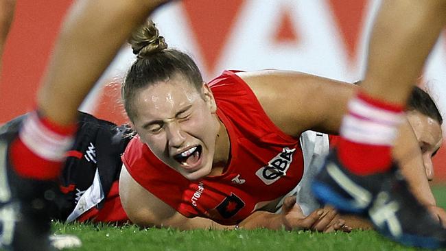 SydneyÃs Montana Ham injured her knee during the Round 1 AFLW match and first ever game for the Sydney Swans v St. Kilda at North Sydney Oval on 27th August, 2022. Photo by Phil Hillyard(Image Supplied for Editorial Use only - **NO ON SALES** - Â©Phil Hillyard )