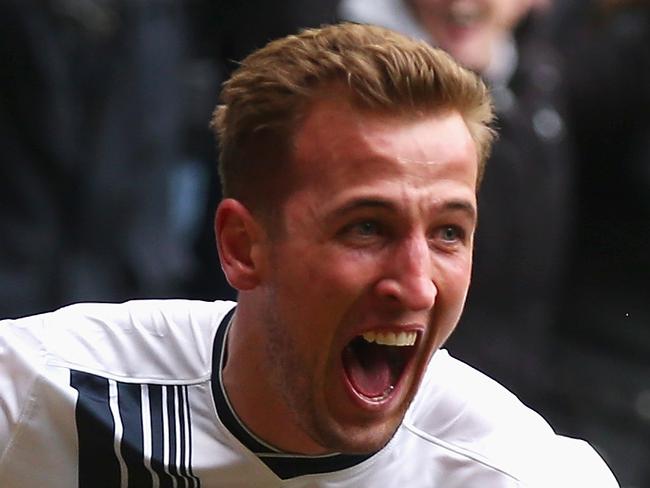 LONDON, ENGLAND - MARCH 05: Harry Kane (L) of Tottenham Hotspur celebrates scoring his team's second goal with his team mate Kyle Walker (R) during the Barclays Premier League match between Tottenham Hotspur and Arsenal at White Hart Lane on March 5, 2016 in London, England. (Photo by Clive Rose/Getty Images)