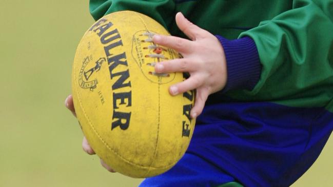 s49bl984 b1 Berwick Springs Junior Football club in it's first season, Berwick Springs Player Jack Henderson play the Foxes at Narre Warren South