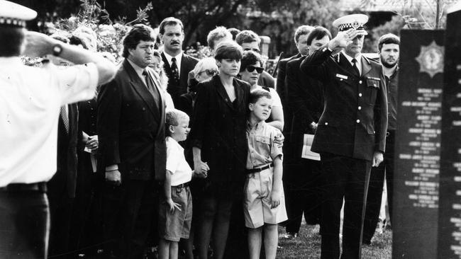 Geoff Bowen’s brother John ‘Kelly’ Bowen, his son, Simon, aged 6, wife Jane, and other son Matthew, then 8 with then-Police Commissioner David Hunt laying a wreath at Centennial Park, Adelaide, in March 1995.