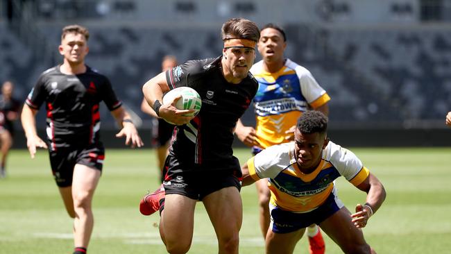 Endeavour's Kobie Wilson scores a try right on half-time. Picture: Toby Zerna