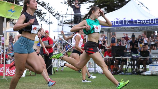 Jordan McMillan (green) wins the women's final of the 2018 Bay Sheffield, and puts her hand to her head in disbelief. Picture: Dean Martin