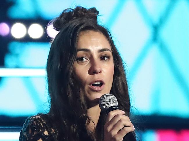 SYDNEY, AUSTRALIA - NOVEMBER 28: Amy Shark accepts the ARIA Award for Best Album during the 32nd Annual ARIA Awards 2018 at The Star on November 28, 2018 in Sydney, Australia.  (Photo by Mark Metcalfe/Getty Images)