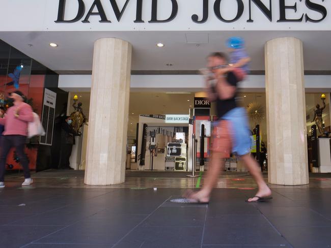 Photo of people doing their last minute Christmas shopping at David Jones in Melbourne on Thursday 24 December 2020. Photo Luis Enrique Ascui