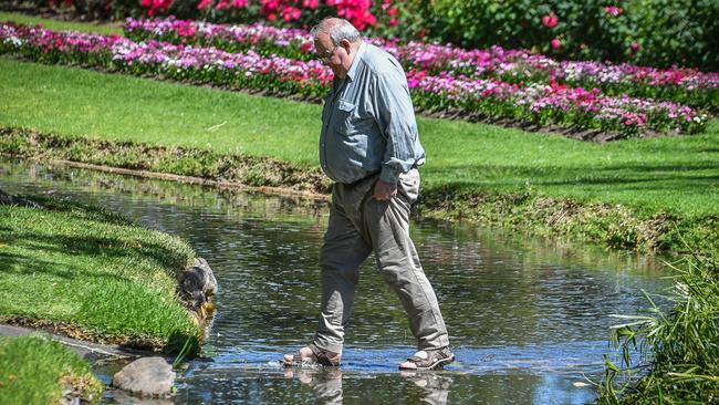 Peter Rex Dansie walking, during his trial, to the scene of his wife’s drowning at Veale Gardens. Picture: Sam Wundke