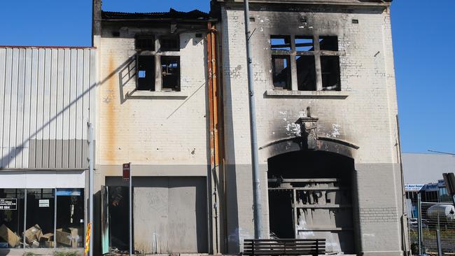 50 fireys battle ‘ferocious’ big city blaze