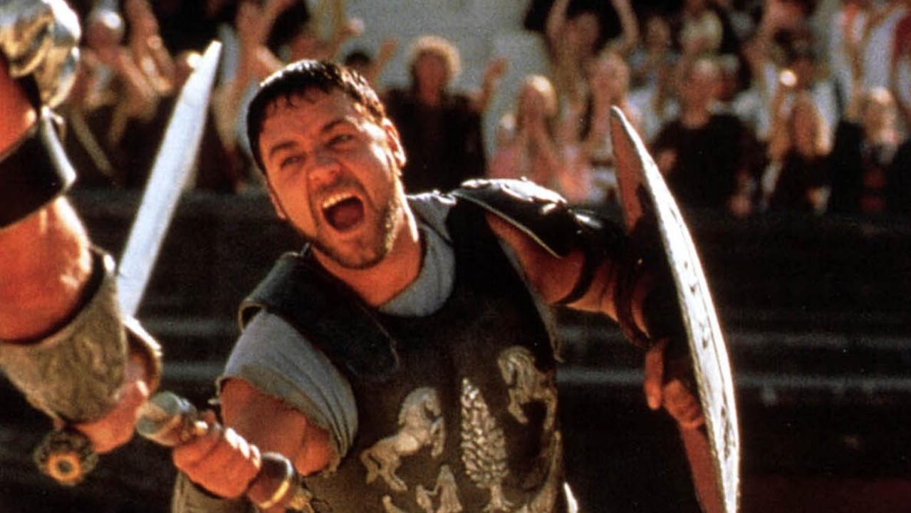 Песня из кинофильма гладиатор. Рассел Кроу молодой Гладиатор. Russell Crowe Gladiator 2. Гладиатор въезжает в Рим. Гифка бюст гладиатора Максимуса.