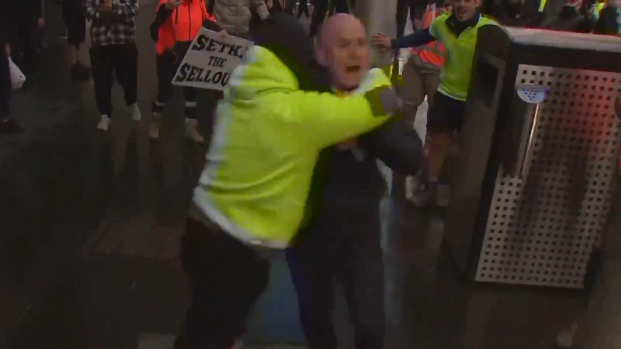 Melbourne reporter assaulted by violent construction protesters