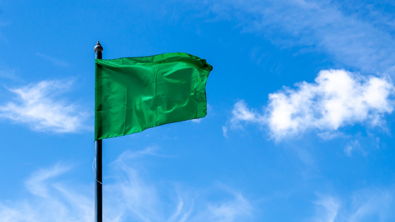 Зеленый флаг в россии. Зеленый флажок. Зеленый флаг. Салатовый флаг. Грин флаг.