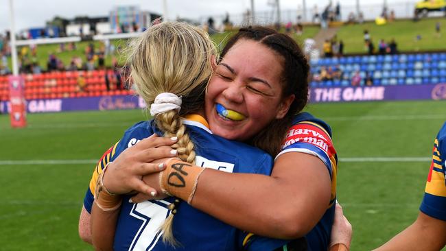 Kennedy Cherrington embraces Parra field-goal kicker Maddie Studdon. NRL Imagery