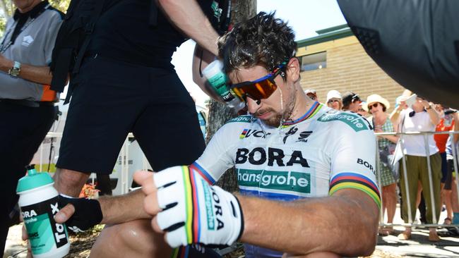 Bora Hansgrohe rider Peter Sagan is cooled down by a team member after winning the stage on the fourth day of the Tour Down Under cycling race in Adelaide on January 19, 2018. / AFP PHOTO / BRENTON EDWARDS / -- IMAGE RESTRICTED TO EDITORIAL USE - STRICTLY NO COMMERCIAL USE --